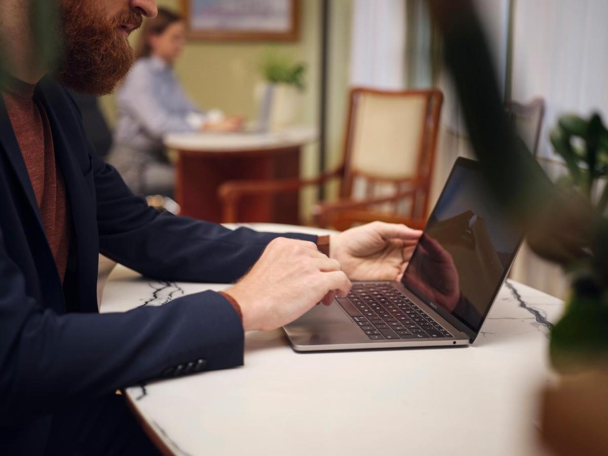 Villa Ammende Restaurant And Hotel 페르누 외부 사진 A man using a laptop