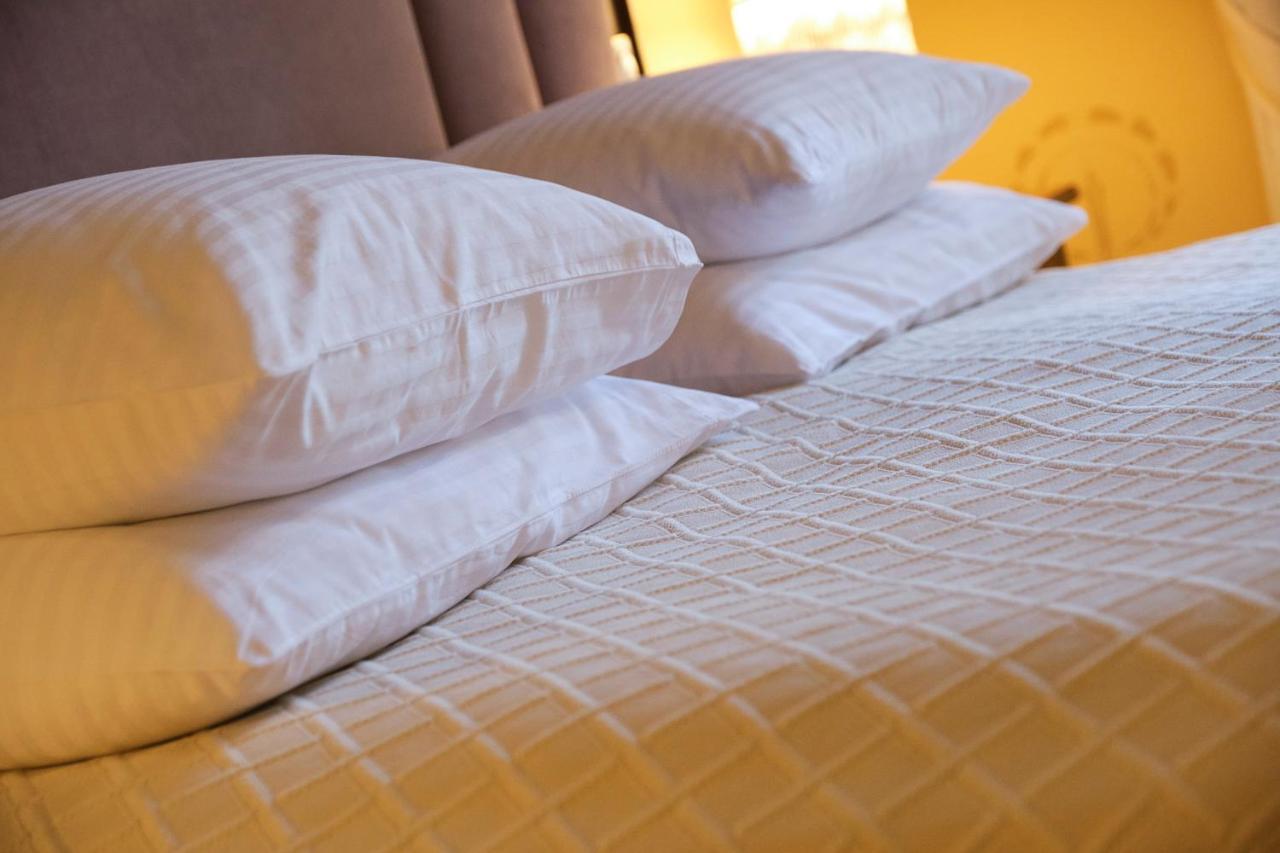 Villa Ammende Restaurant And Hotel 페르누 외부 사진 Pillows on a bed
