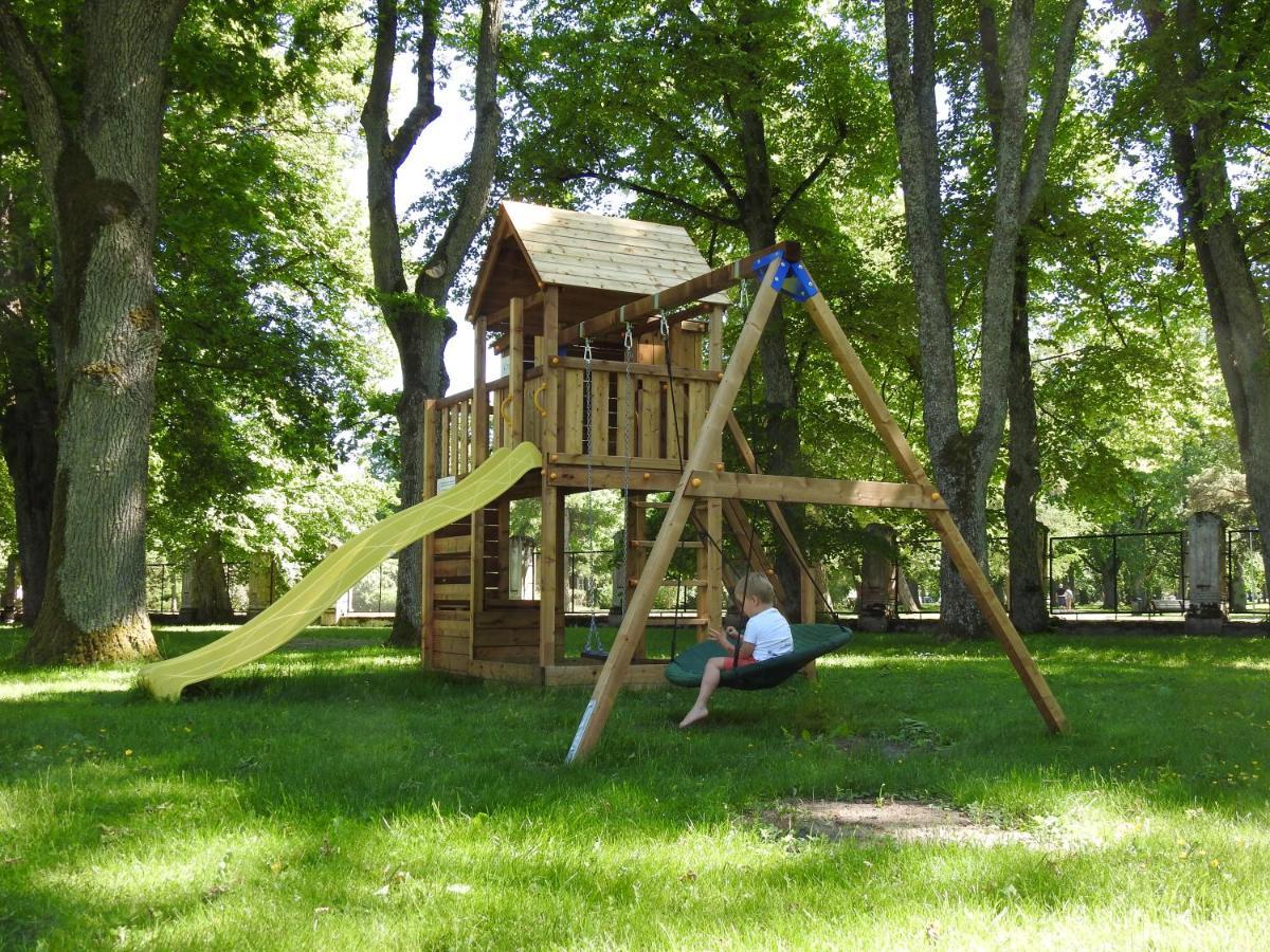 Villa Ammende Restaurant And Hotel 페르누 외부 사진 Playground in the park
