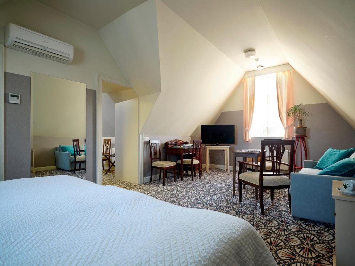 Villa Ammende Restaurant And Hotel 페르누 외부 사진 A room at the hotel