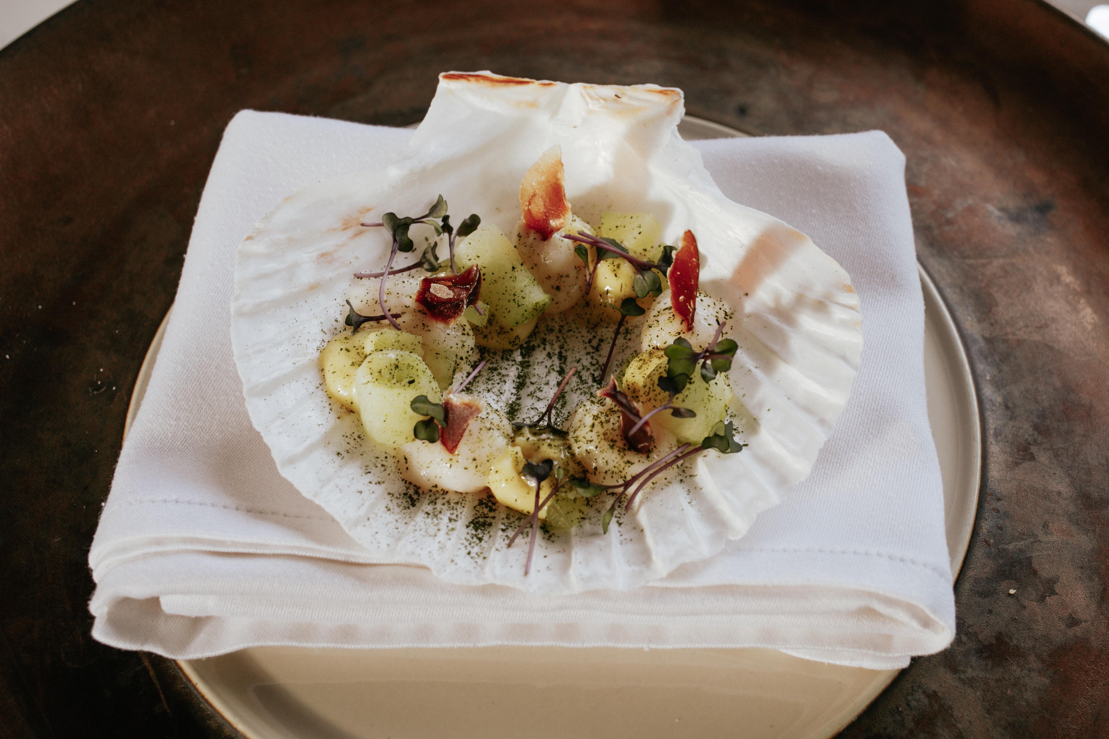 Villa Ammende Restaurant And Hotel 페르누 외부 사진 A dish at the restaurant