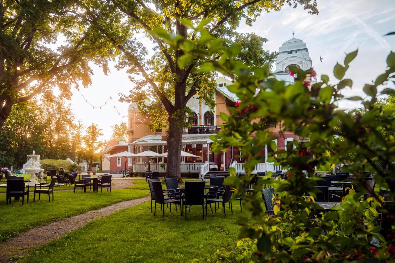 Villa Ammende Restaurant And Hotel 페르누 외부 사진 The restaurant in the summer