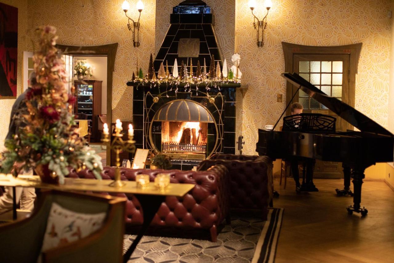 Villa Ammende Restaurant And Hotel 페르누 외부 사진 The fireplace in the lobby