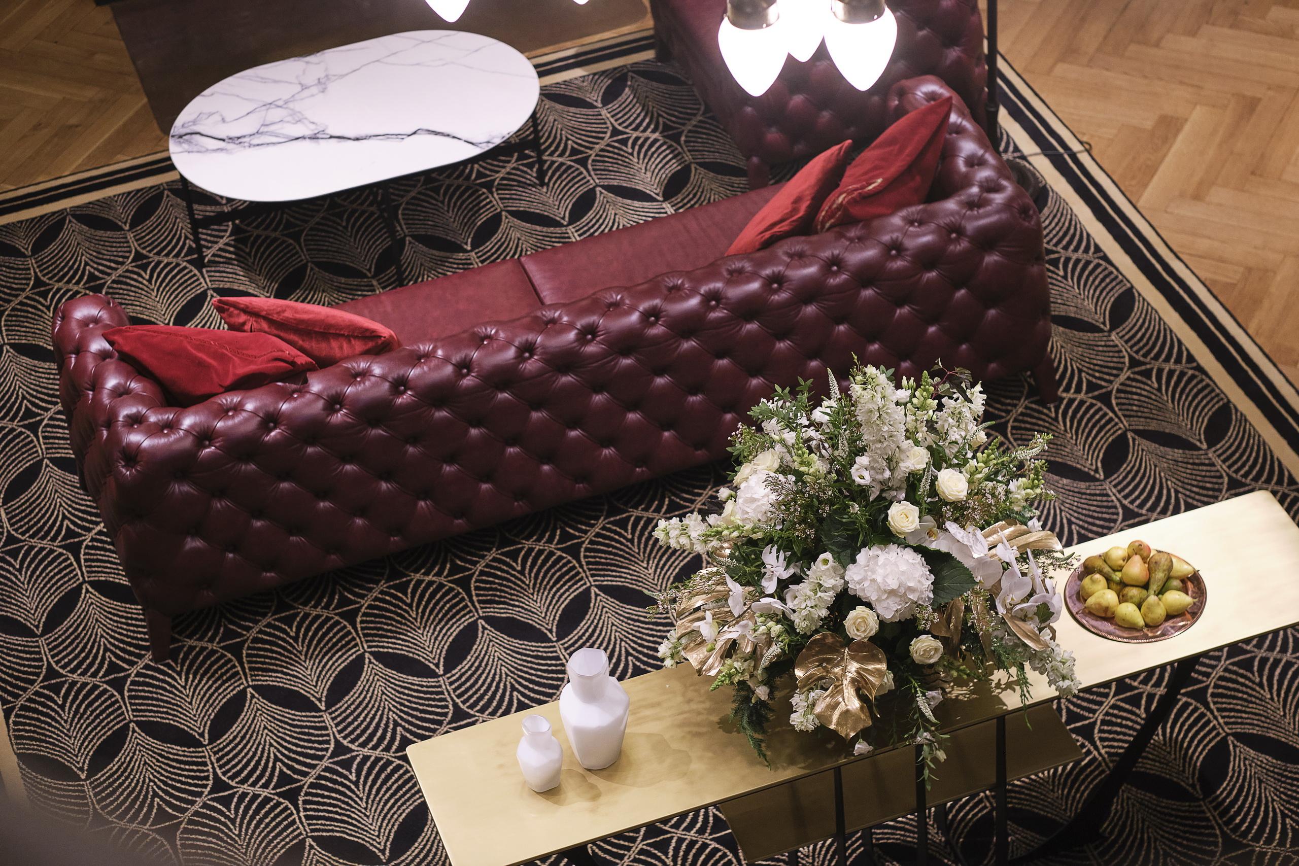 Villa Ammende Restaurant And Hotel 페르누 외부 사진 A sofa
