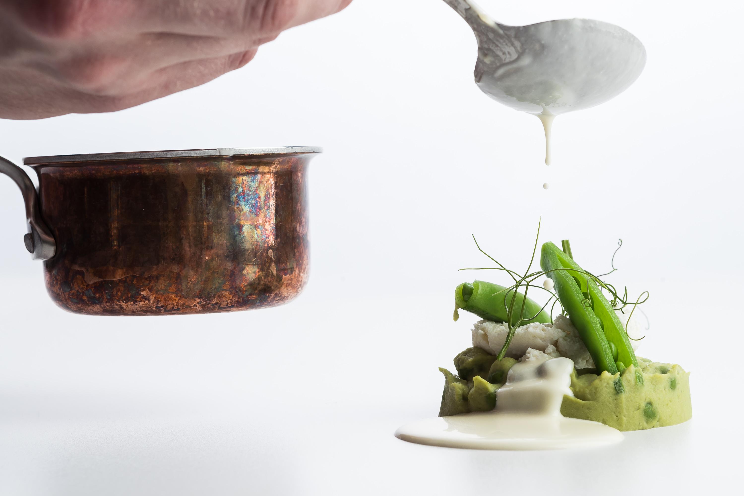 Villa Ammende Restaurant And Hotel 페르누 외부 사진 A dish being plated