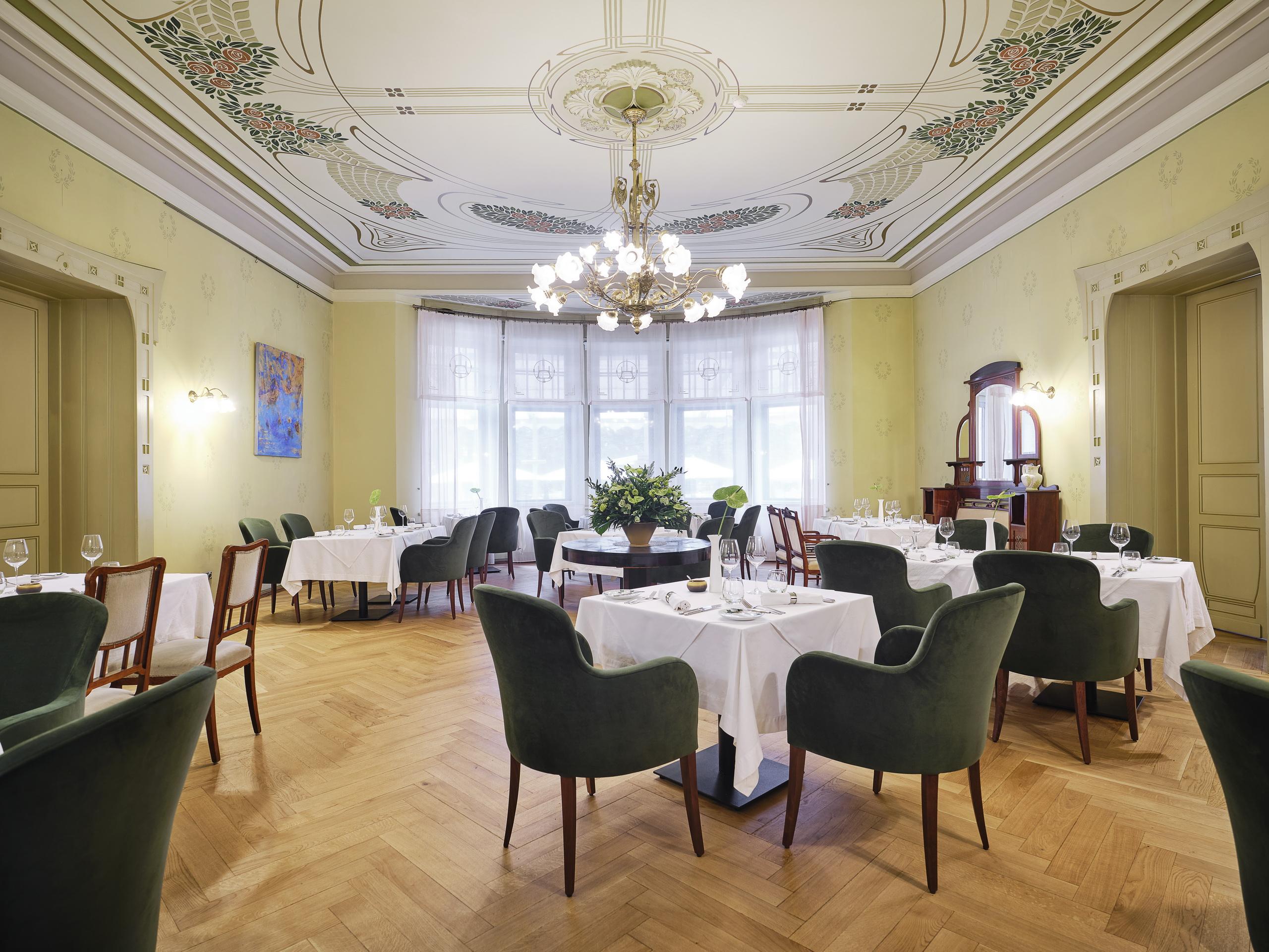 Villa Ammende Restaurant And Hotel 페르누 외부 사진 Restaurant AOC