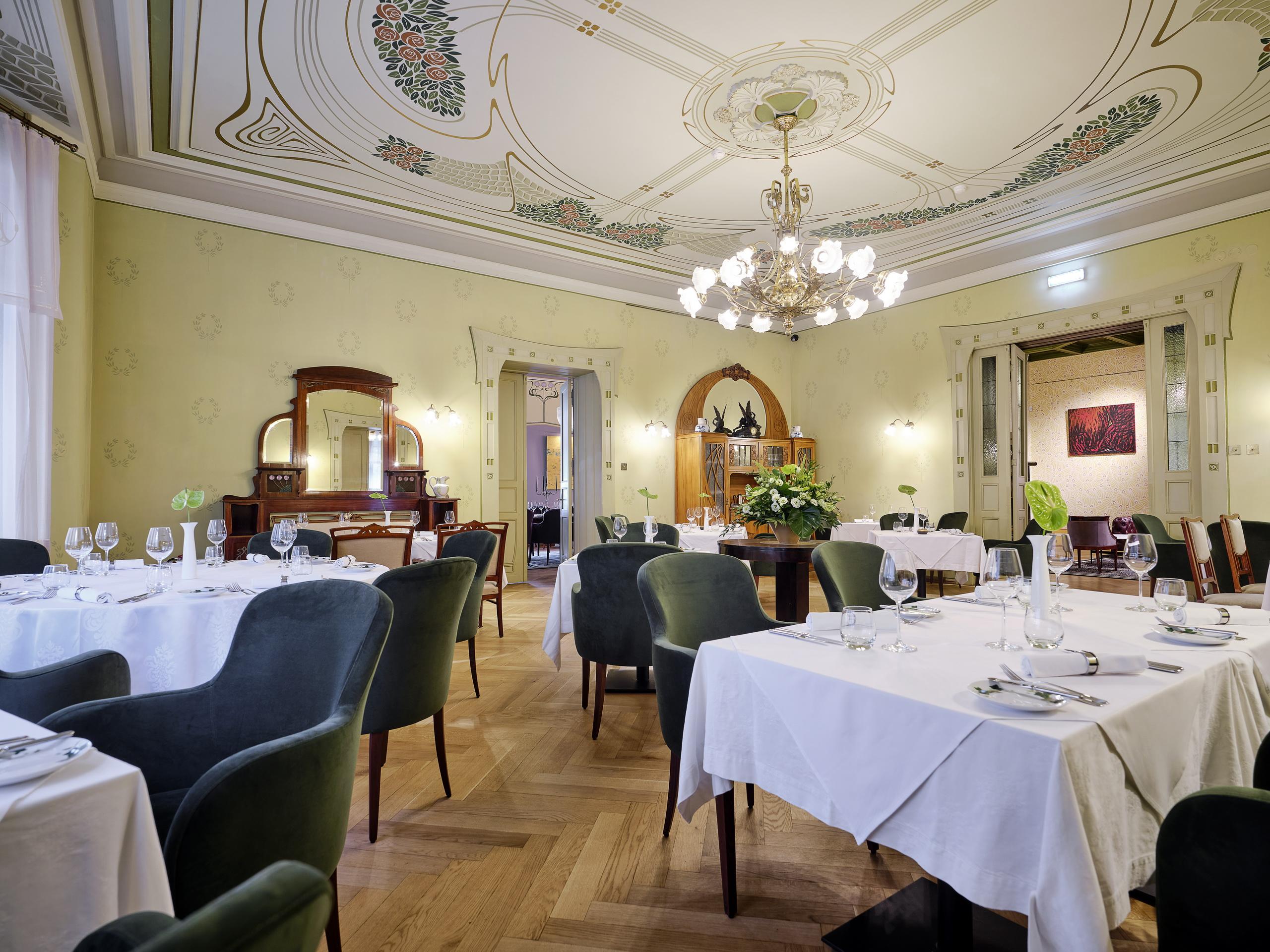 Villa Ammende Restaurant And Hotel 페르누 외부 사진 Restaurant AOC