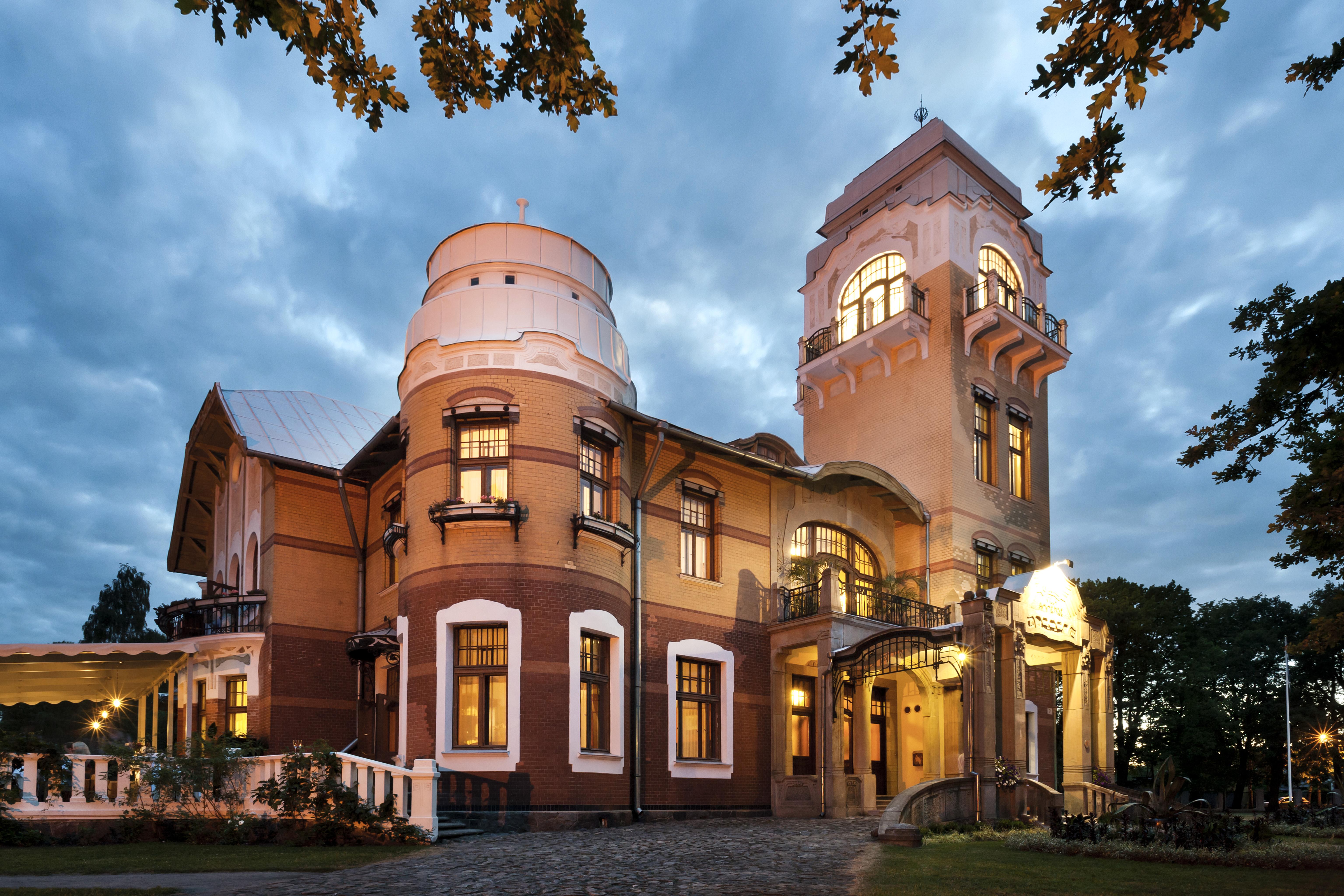 Villa Ammende Restaurant And Hotel 페르누 외부 사진 The Villa of the Sun