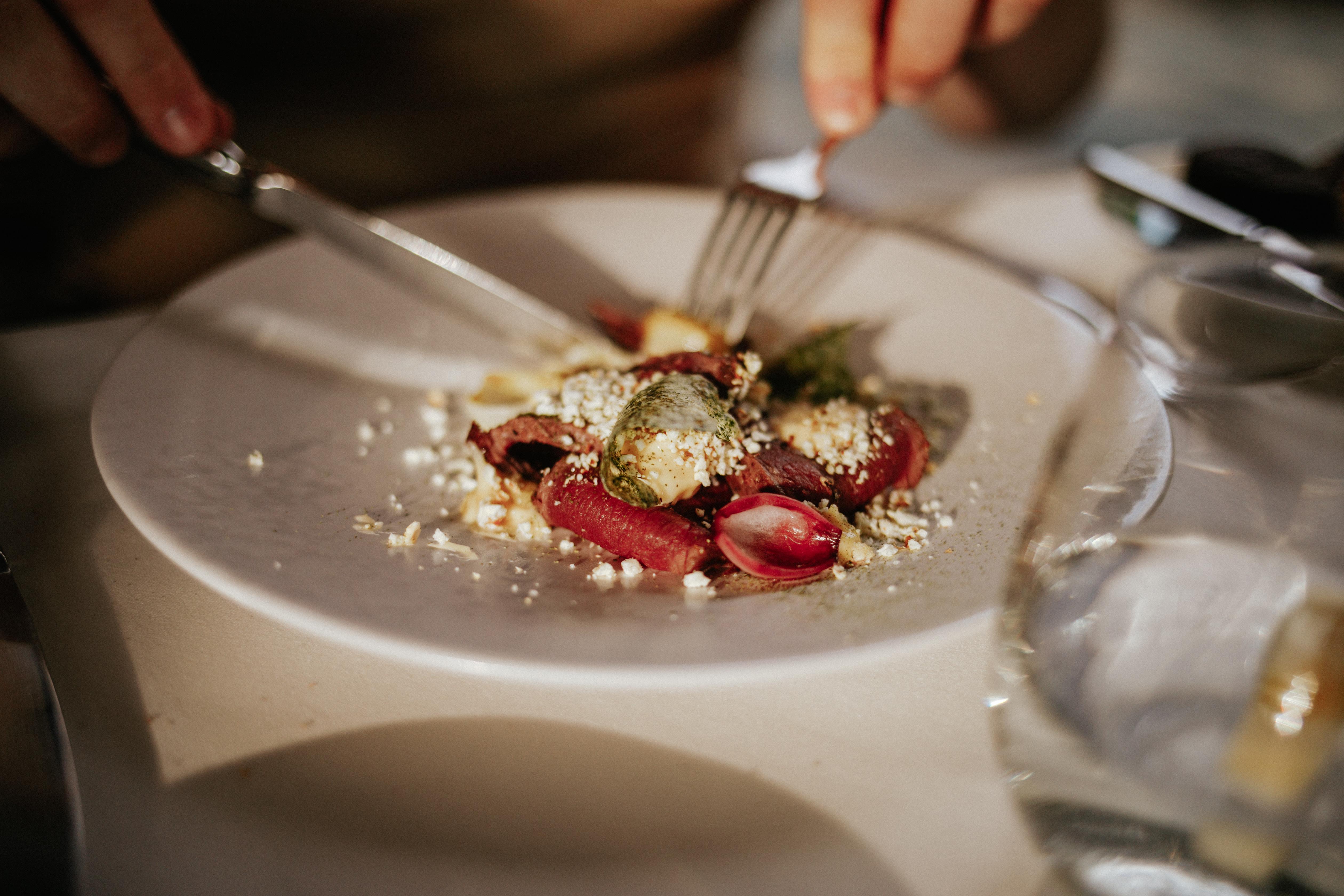 Villa Ammende Restaurant And Hotel 페르누 외부 사진 A salad at the restaurant
