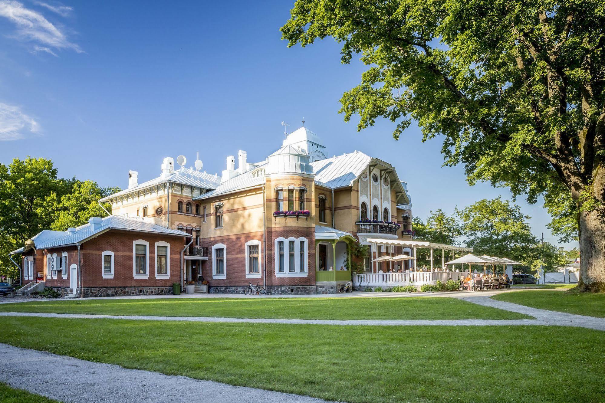 Villa Ammende Restaurant And Hotel 페르누 외부 사진 The main building of the manor