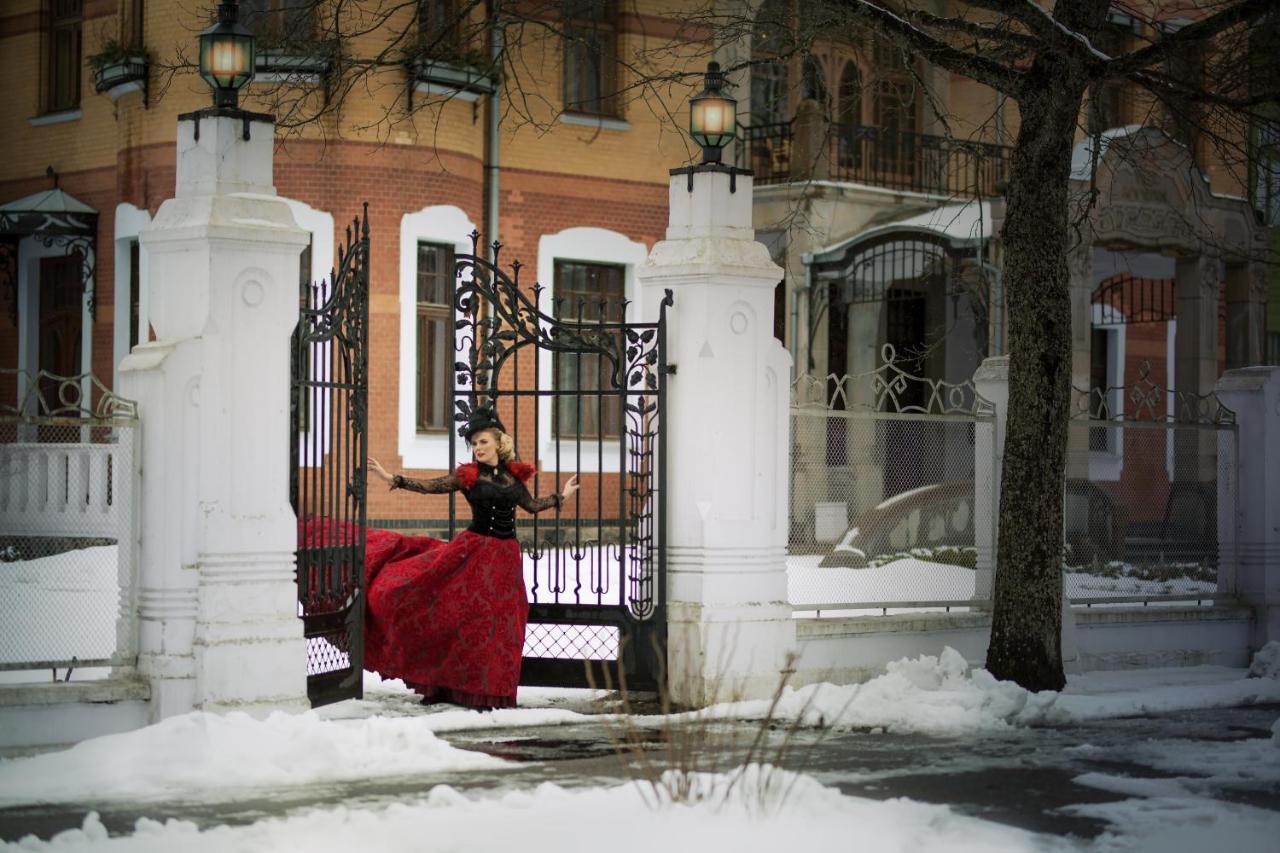 Villa Ammende Restaurant And Hotel 페르누 외부 사진 The gate of the house