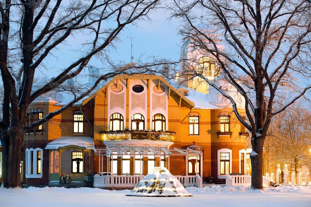 Villa Ammende Restaurant And Hotel 페르누 외부 사진 The main building of the university